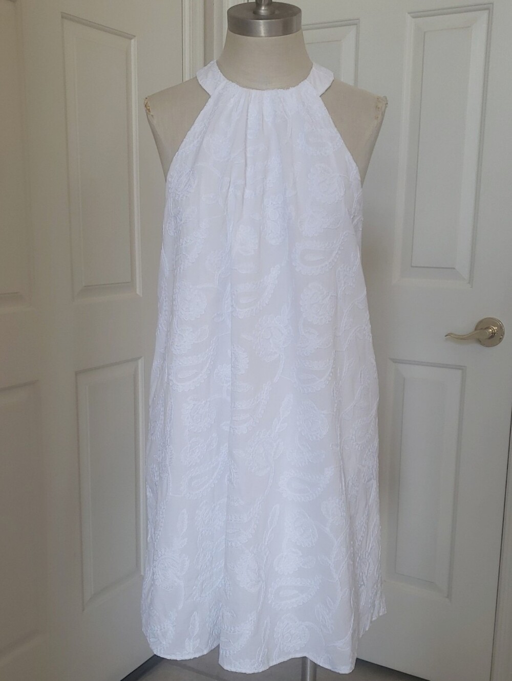 LOFT White Halter Shift Dress • Embroidered Floral Cotton • MP Petite • A-line - Picture 3 of 15